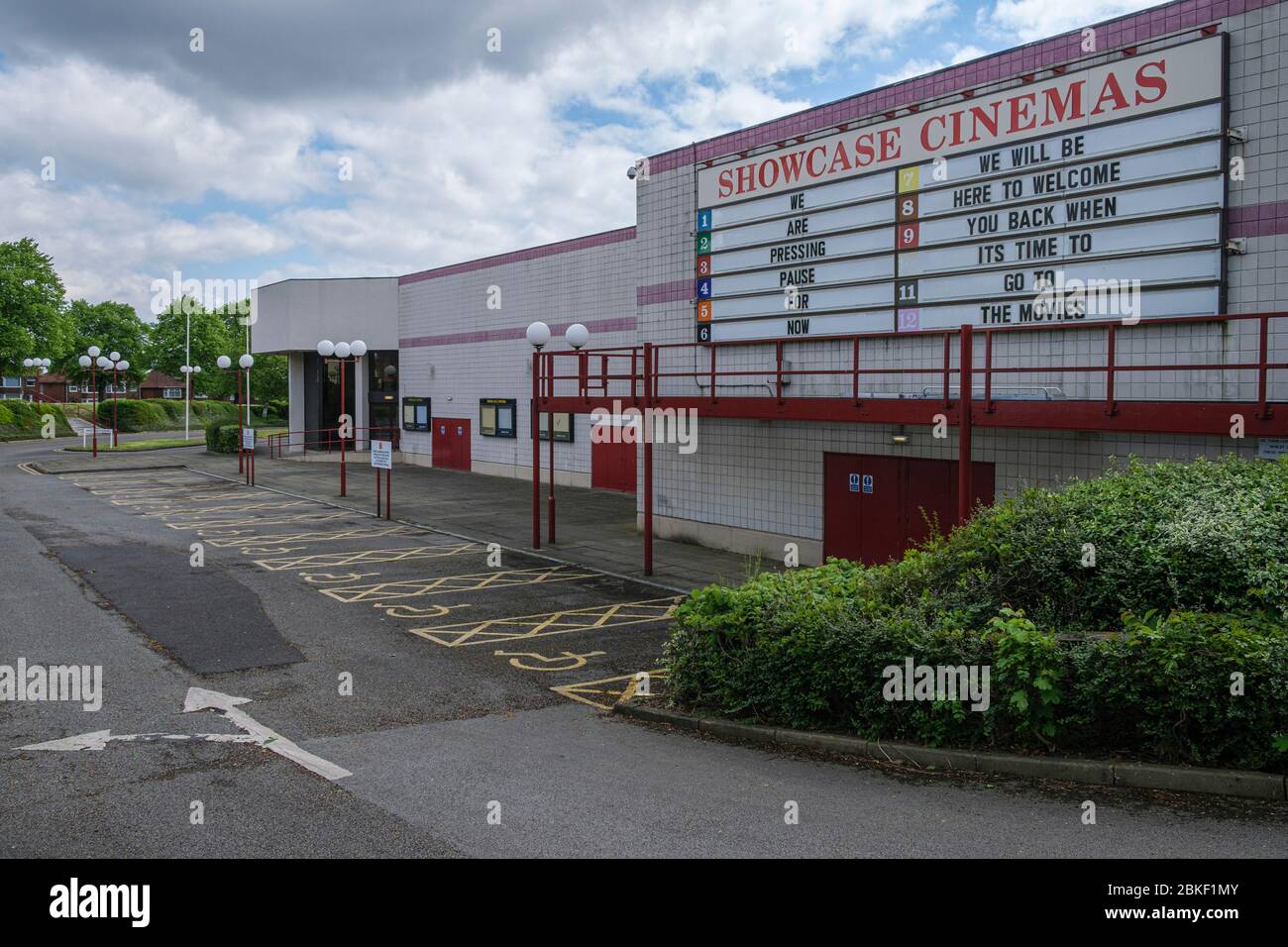Botschaft über ein Kino, das während der Sperrung der Coronavirus-Pandemie geschlossen wurde, Derby, England, Mai 2020 Stockfoto