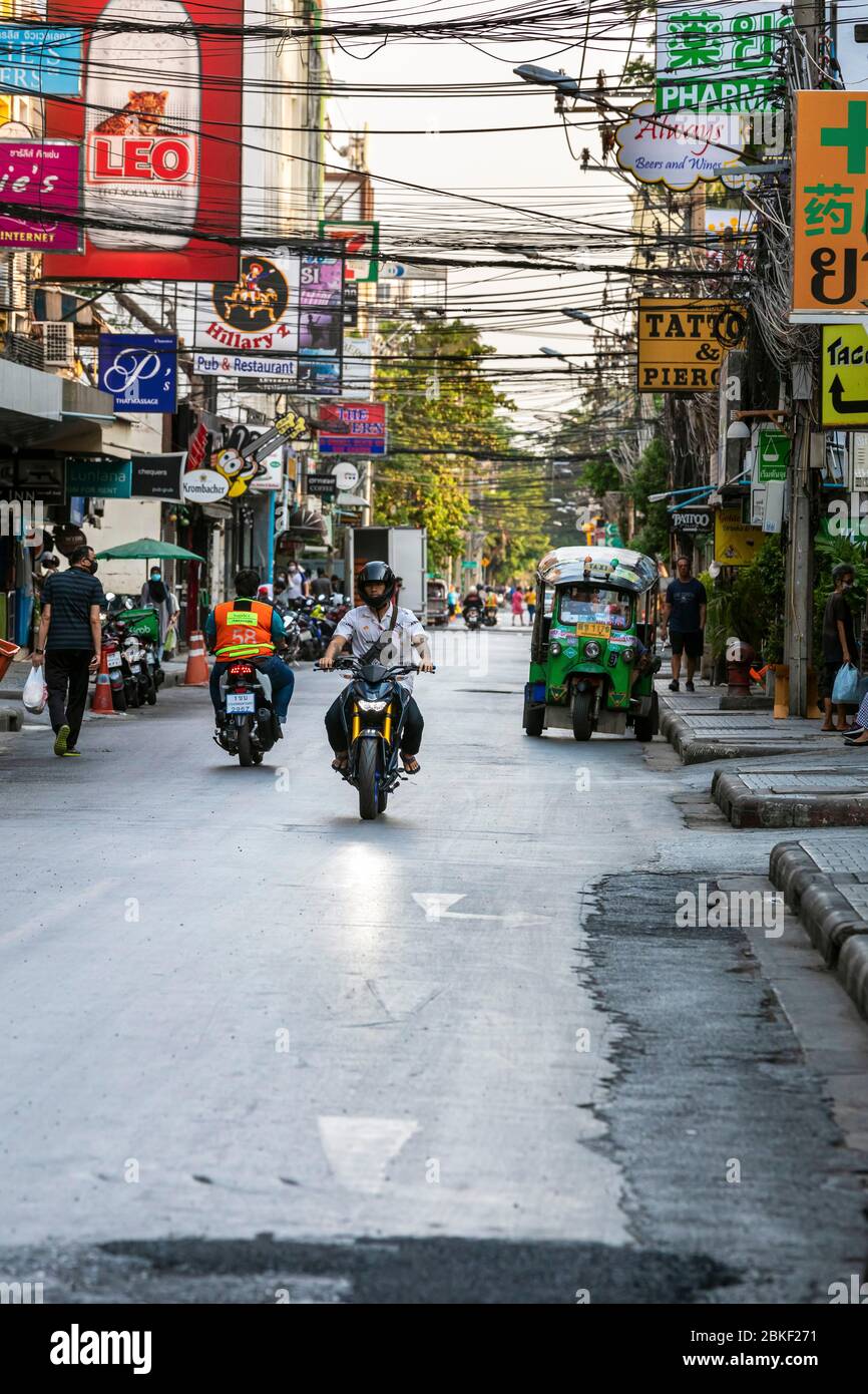 Verkehr auf Soi Nana Rotlichtviertel geschlossen während Covid 19 Epidemie, Bangkok, Thailand Stockfoto