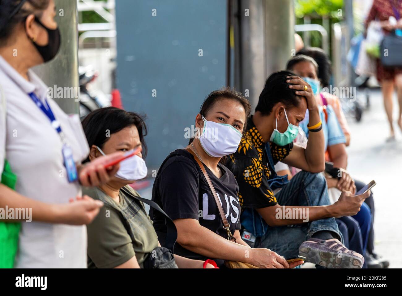 Passagiere mit Gesichtsmaske und sozialer Distanz während der Covid 19 Epidemie, Bangkok, Thailand Stockfoto