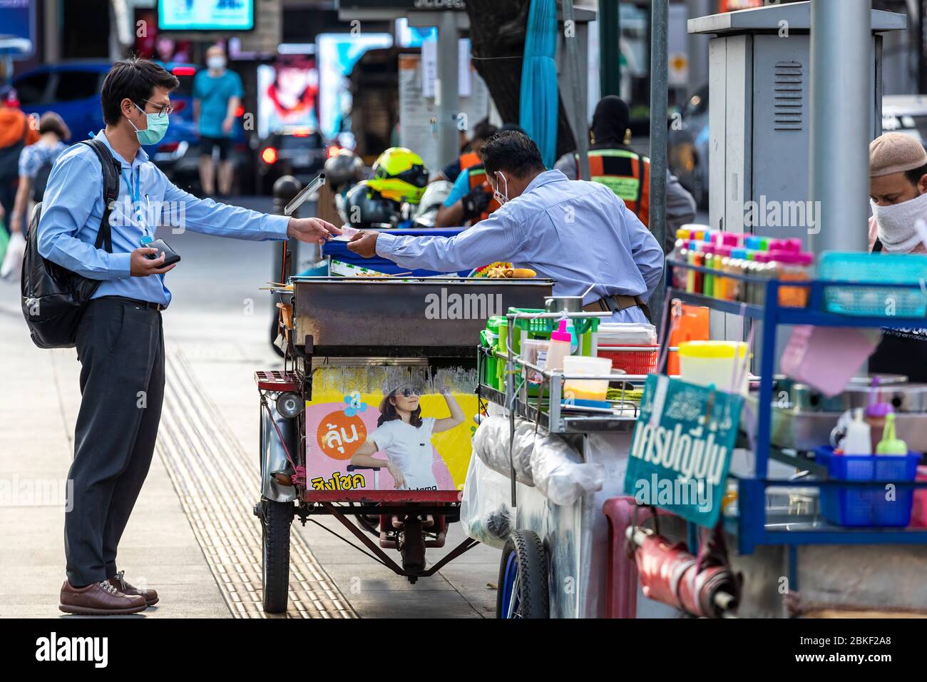 Thai Street Trader und Kunde trägt Gesichtsmaske während Covid 19 Epidemie, Bangkok, Thailand Stockfoto