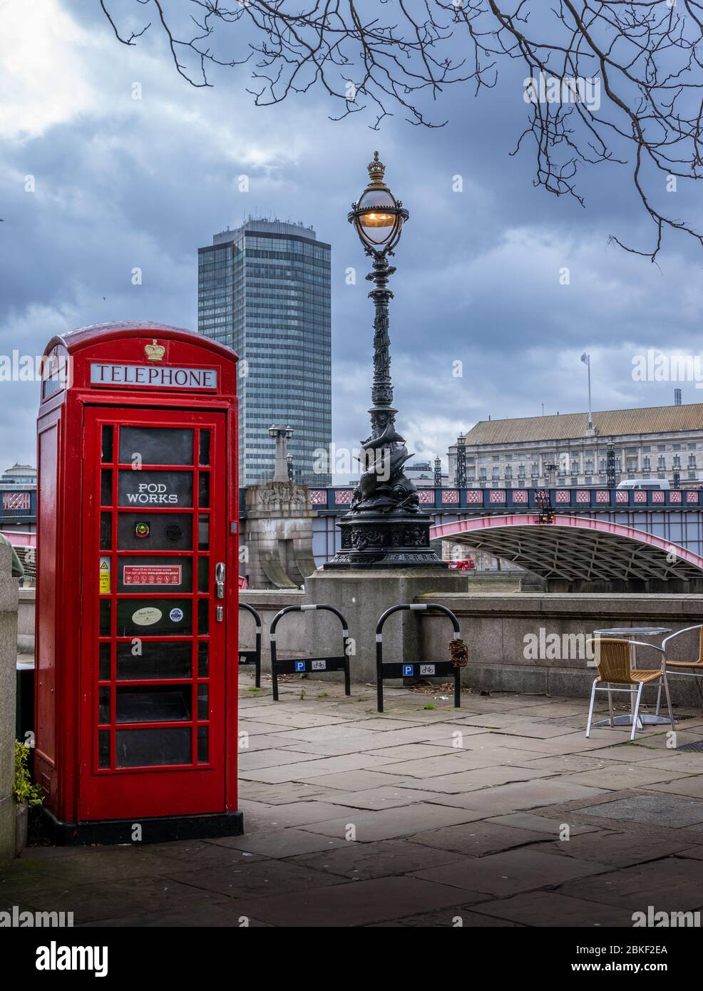 Eine rote Telefonbox und die Lambeth-Brücke als Hintergrund, London, Großbritannien Stockfoto