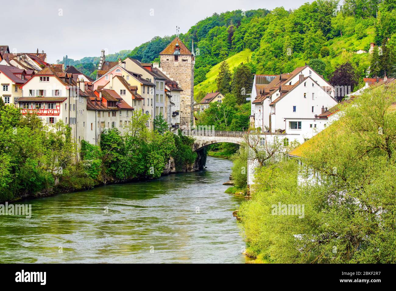 Der Schwarze Turm und die Aare in der historischen Altstadt von Brugg, Schweiz. Stockfoto