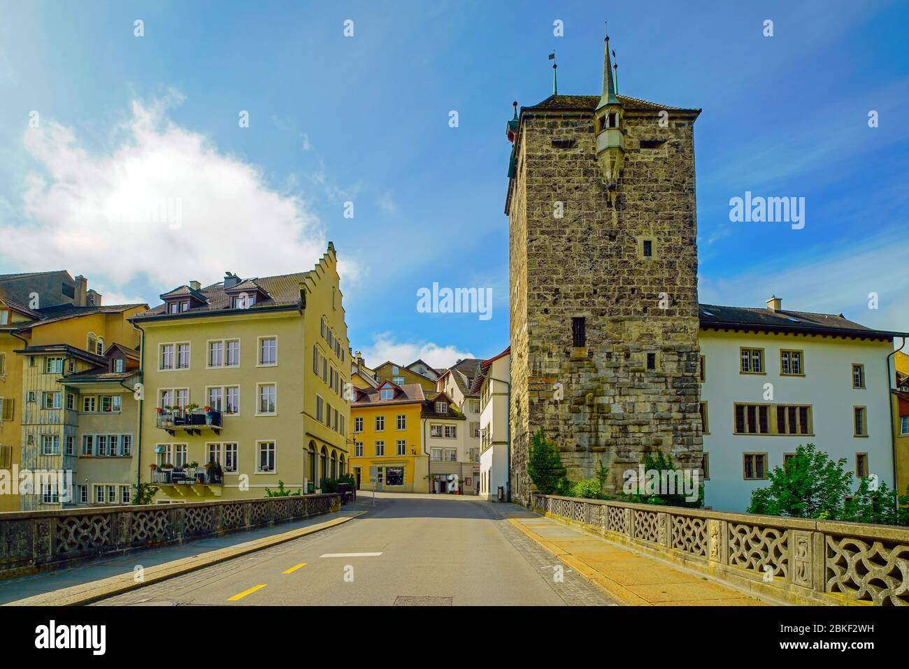 Der Schwarze Turm in der historischen Altstadt von Brugg, Kanton Aargau, Schweiz. Stockfoto