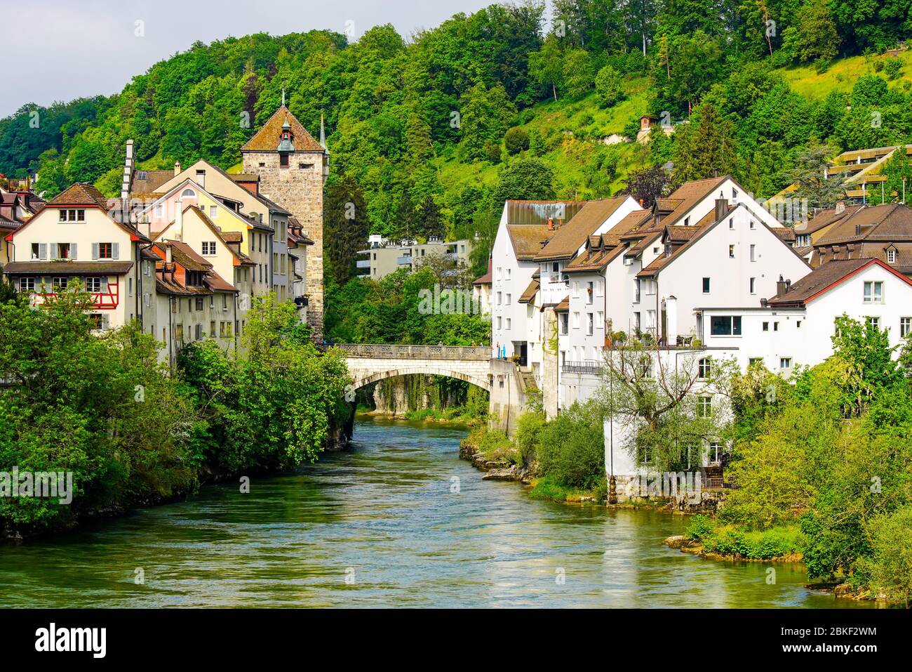 Der Schwarze Turm und die Aare in der historischen Altstadt von Brugg, Schweiz. Stockfoto