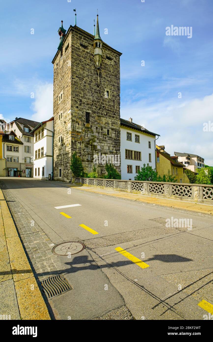 Der Schwarze Turm in der historischen Altstadt von Brugg, Kanton Aargau, Schweiz. Stockfoto