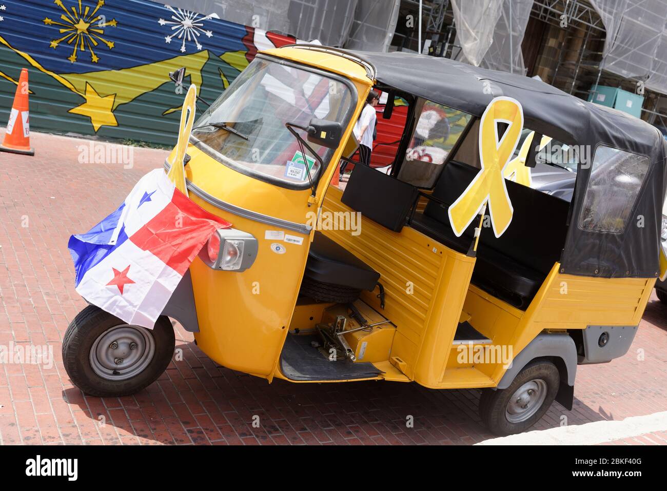 Ein Tut-tut-Taxi mit der Flagge von Panama, in der Altstadt, Panama City, Mittelamerika und einem gelben Band, das Selbstmordprävention bei jungen Menschen betont. Stockfoto