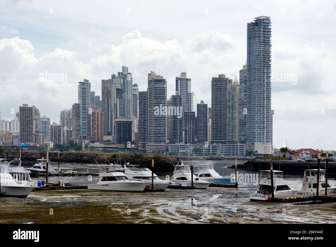 Reihe von Vergnügungsbooten bei Ebbe mit Wolkenkratzern und Trump Tower im Hintergrund., Panama City, Panama Stockfoto