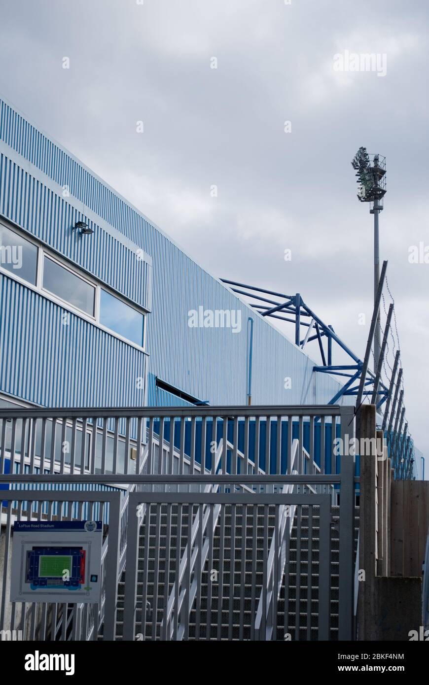 Blue Stadium 1960s 1970s Architecture Stahlbau QPR FC Loftus Road South Africa Road, Shepherd's Bush, London W12 Stockfoto