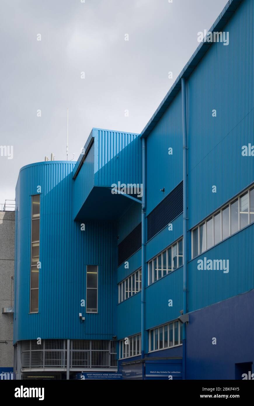 Blue Stadium 1960s 1970s Architecture Stahlbau QPR FC Loftus Road South Africa Road Stand, Shepherd's Bush, London W12 Stockfoto