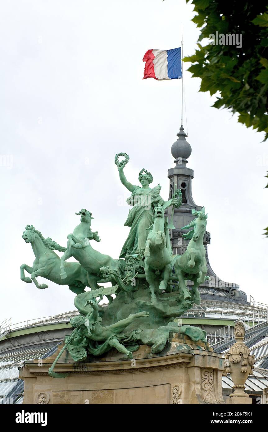 Monumentale Bronze Quadriga von fliegenden Pferden und Streitwagen von Georges Récipon am Ende der Hauptfassade des Grand Palais , Paris, Frankreich. Stockfoto