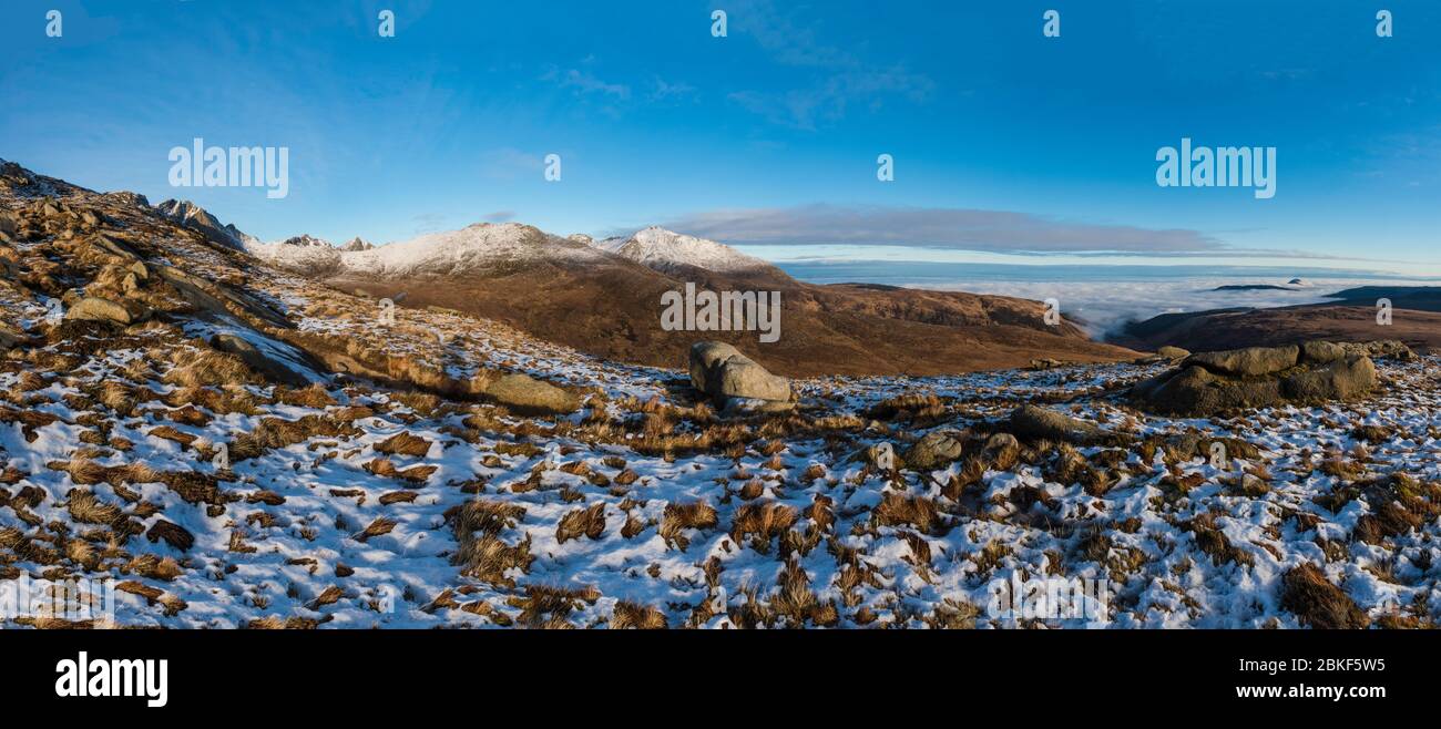 Panoramablick auf die Berggipfel im Brodick Country Park von Ben Nuis, Arran Stockfoto