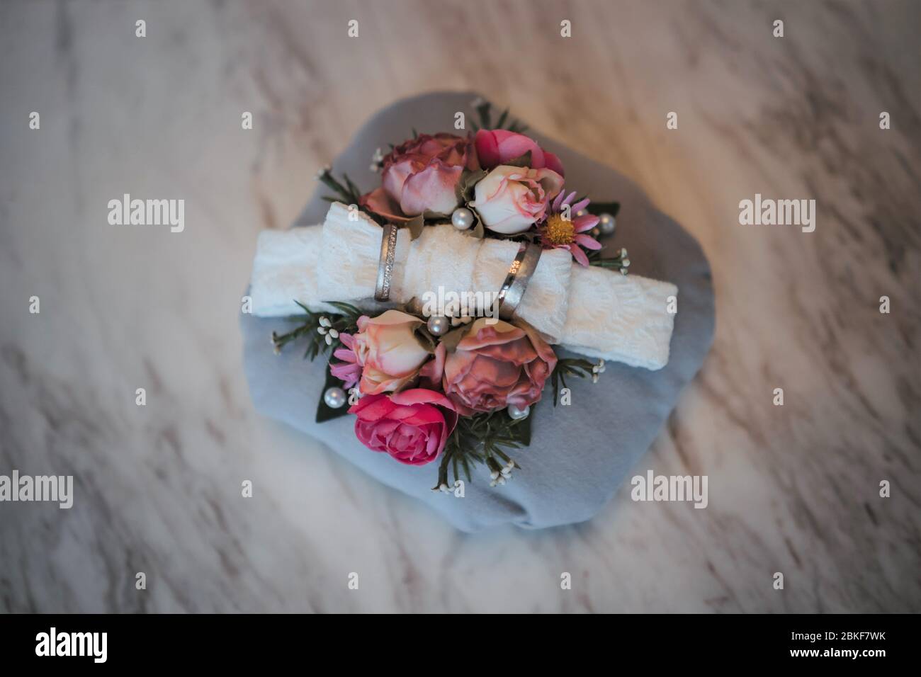 Foto von zwei Eheringen auf einem Kissen Stockfoto