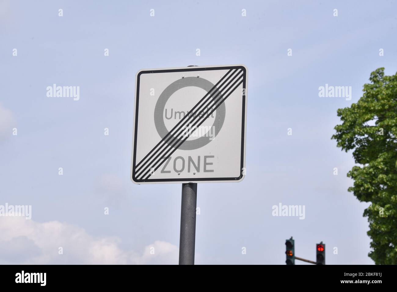 Köln, Deutschland. Mai 2020. Verkehrsschild Ende der emissionsarmen Zone - die Zone ist vorbei. Alle Autos dürfen wieder fahren Credit: Horst Galuschka/dpa/Alamy Live News Stockfoto