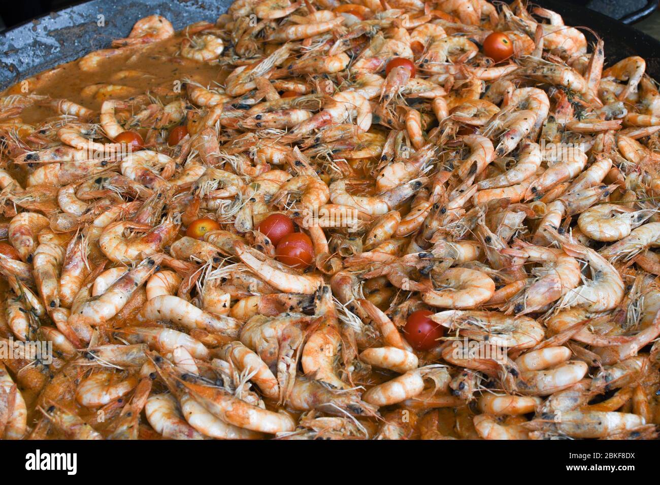 Gekochter Krabbenfisch, gebratener Krabbenfisch, Langusten étouffée, Krabbenbeignets. Krebse oder Krabben, Krabbeltiere während des Fischmarkt Street Food Festivals. Kochen Stockfoto