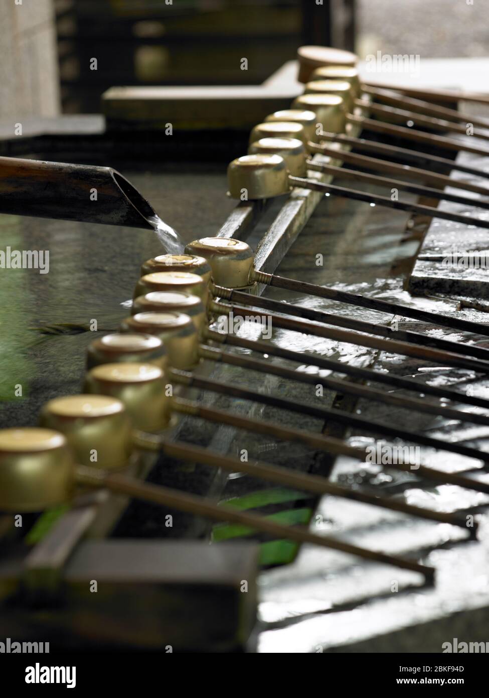 Temizu Wasserreinigung, Kashima Jingu Shinto Schrein, Japan die Reinigung ist ein wesentliches Element in Shintō. Die Shintō-Elemente, die Purific liefern Stockfoto