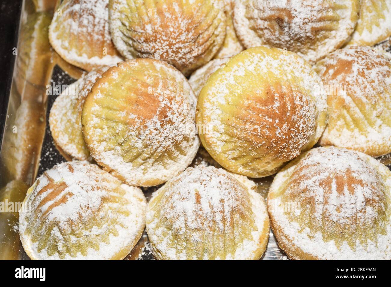 MA'amoul: traditionelle türkische oder arabische Nachspeise. Eid al-Fitr Muslim, Gebäck mit Datteln gefüllt mit Puderzucker bedeckt.hausgemachte Eid und Ramadan Da Stockfoto