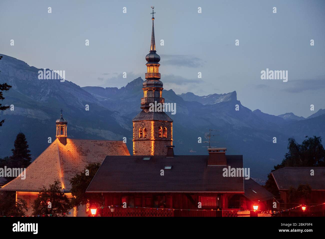 Kirche Morgenröte Alpen Berge Frankreich, schneebedeckte Gipfel im Nebel, Sommer Sonnenuntergang Chamonix Mont Blanc Frankreich. Stockfoto