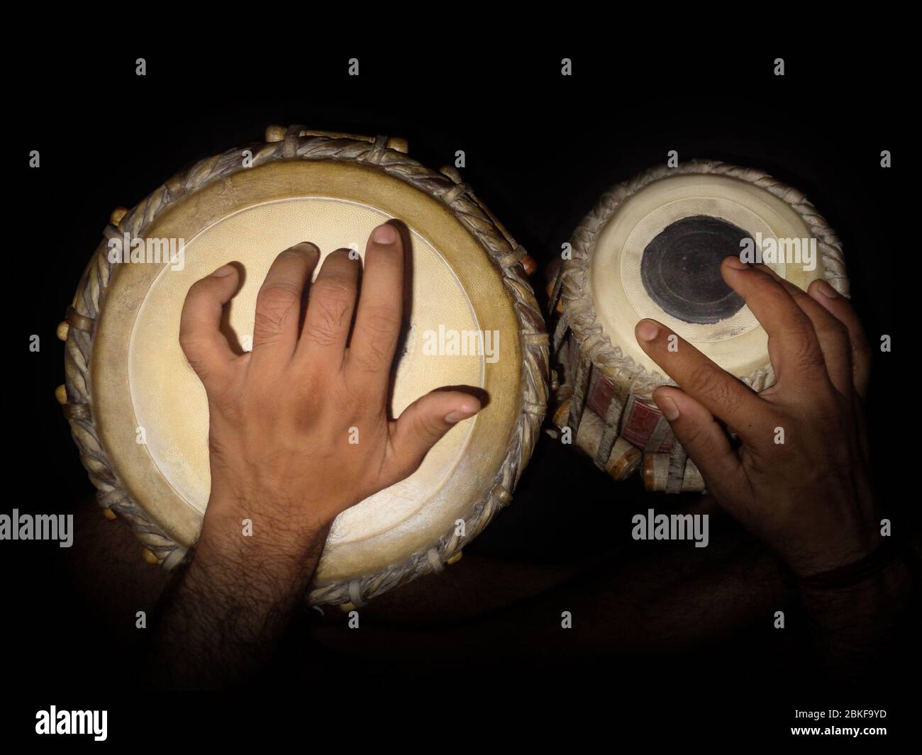 Indische klassische Trommeln - Tabla - gespielt, mit Bewegungsunschärfe Stockfoto