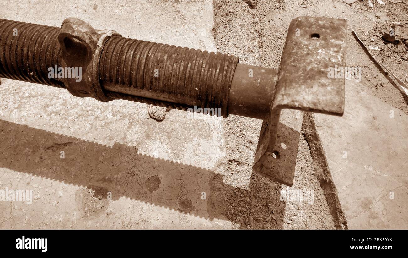 Nahaufnahme eines Metallobjekts aus der Konstruktion des Pfahlbauteils Stockfoto