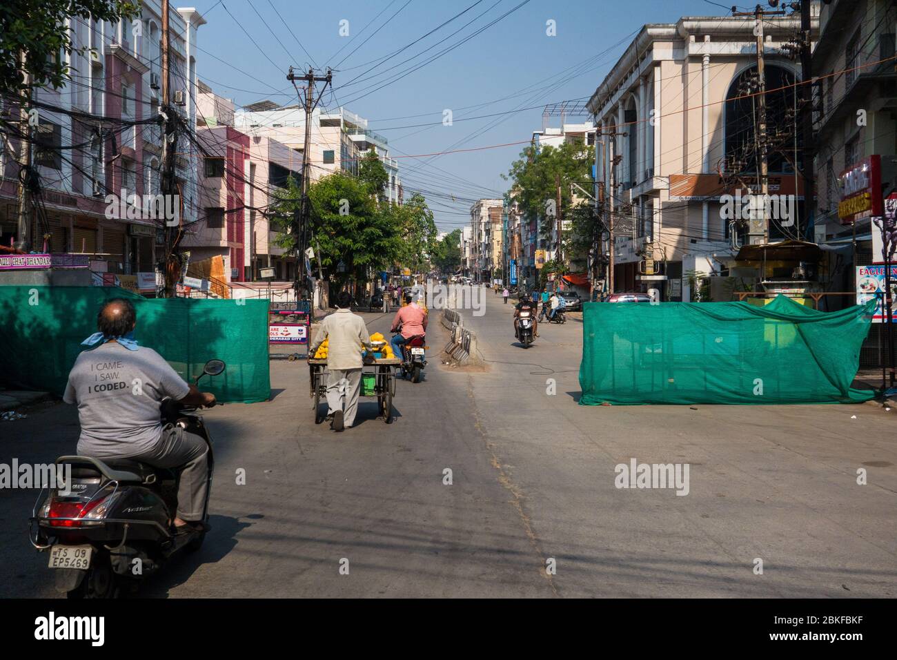 Hyderabad, Indien. 03 Mai 2020. Eine temporäre Barrikaden wird über eine Straße in der Nähe von Lakdikapul in Hyderabad Stadt gesehen, während der Regierung bundesweit auferlegt loc Stockfoto