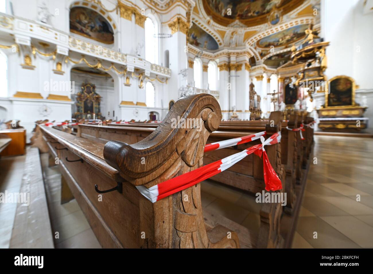 Wiblingen, Deutschland. Mai 2020. Sperrbänder markieren die Sperrflächen in der Basilika im Kloster Wiblingen. Quelle: Felix Kästle/dpa/Alamy Live News Stockfoto