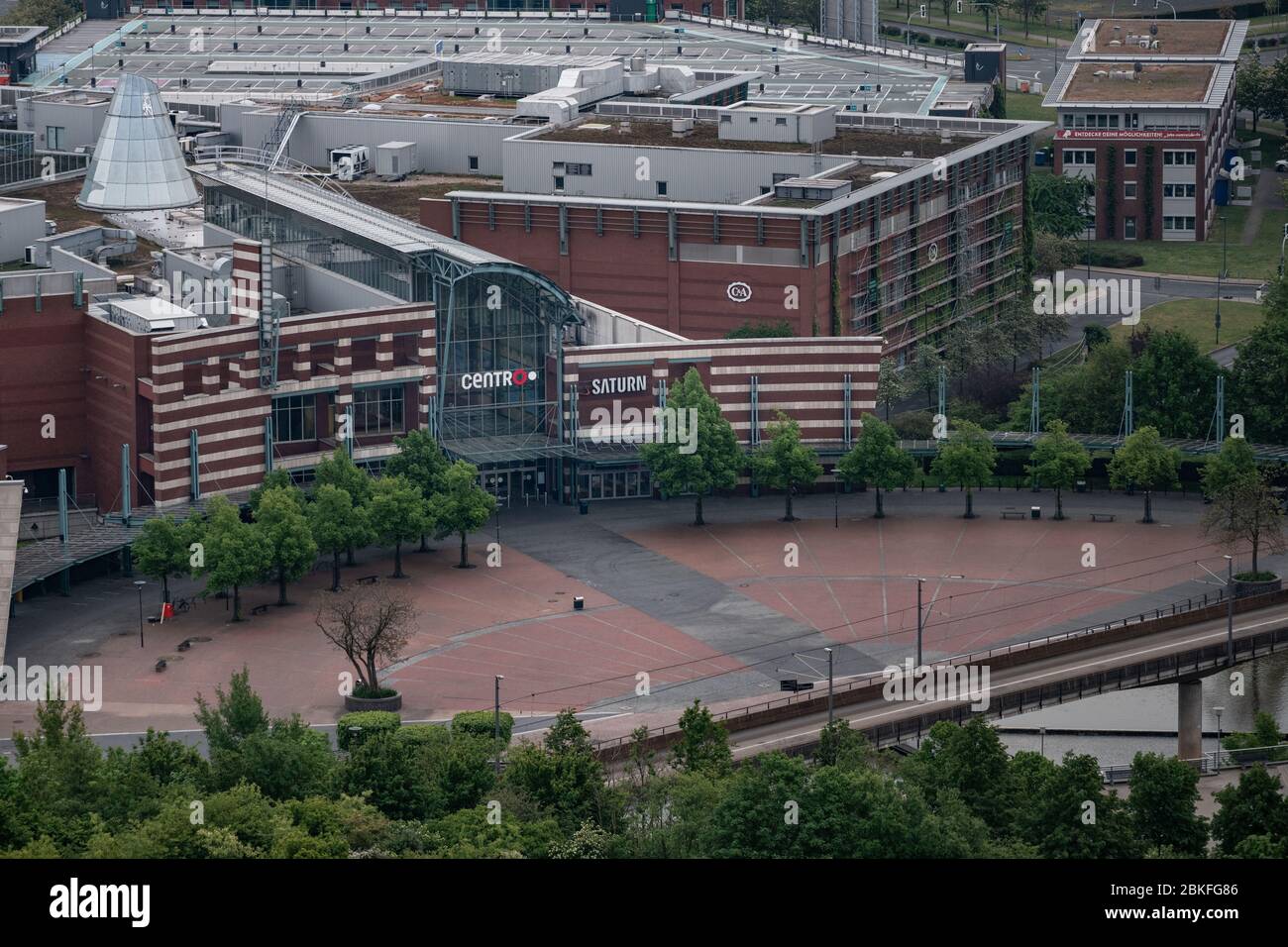 Oberhausen, Deutschland. Mai 2020. Der Eingangsbereich des Centro in Oberhausen, vom Dach des Gasometers genommen. Ausgewählte Geschäfte haben unter pandemischen Bedingungen wieder geöffnet. Quelle: Fabian Strauch/dpa/Alamy Live News Stockfoto