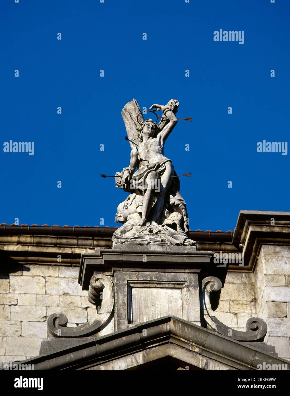 St. Sebastian (c. 256-288 N. CHR.). Frühchristlicher heiliger und Märtyrer. Statue, die die neoklassische Fassade der Pfarrkirche San Sebastian de Soreasu krönt, die im 18. Jahrhundert von Ventura Rodriguez erbaut wurde. Azpeitia, Baskenland, Spanien. Stockfoto