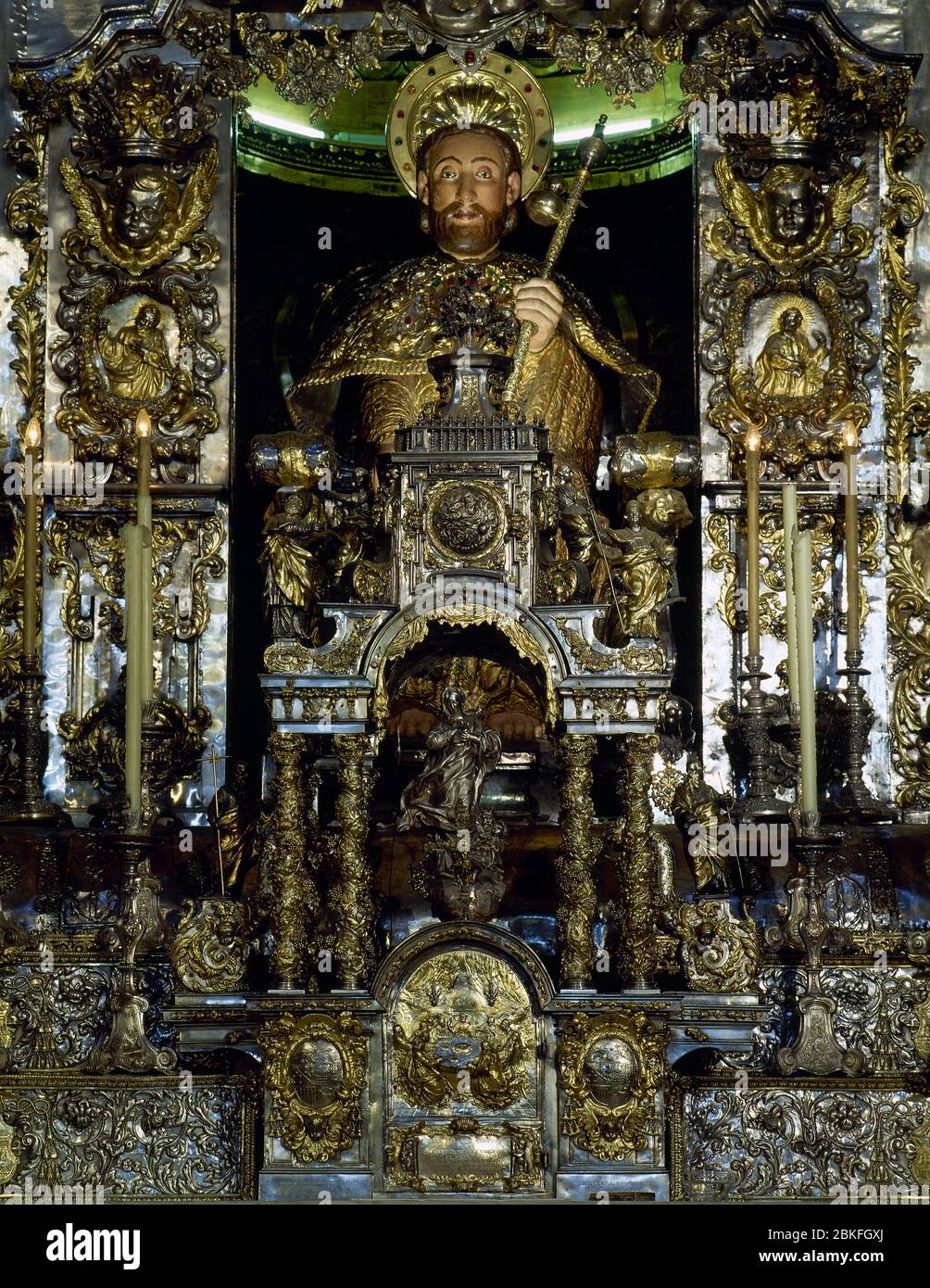 Spanien. Galicien. Kathedrale von Santiago de Compostela. Hauptaltar, Detail. Statue des heiligen Jakobus. 12. Jahrhundert. Stockfoto