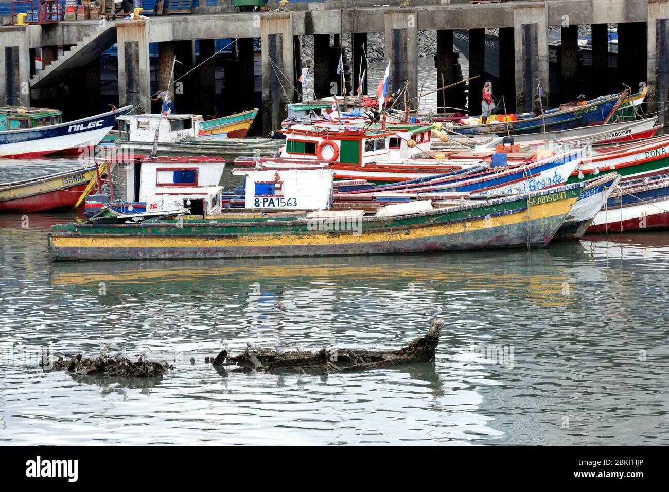 Fischerboote, die am Fischmarkt, Panama City, Panama, festgemacht sind Stockfoto