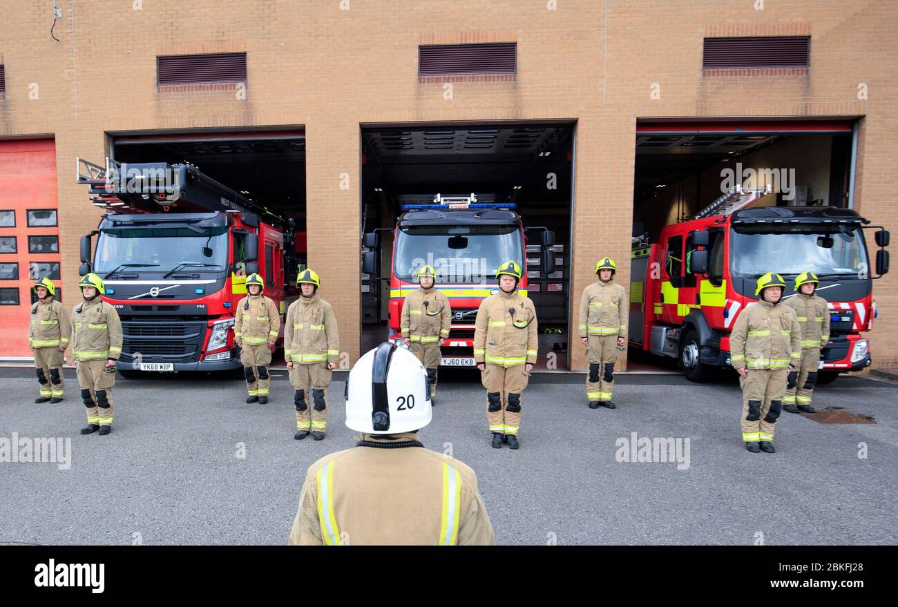 Leeds Green Beobachten Sie Feuerwehrleute beobachten eine Schweigeminute vor der Leeds Fire Station in Kirkstall Rd, in Erinnerung an ihre Kollegen, die ihr Leben in der Dienstlinie verloren haben. Stockfoto