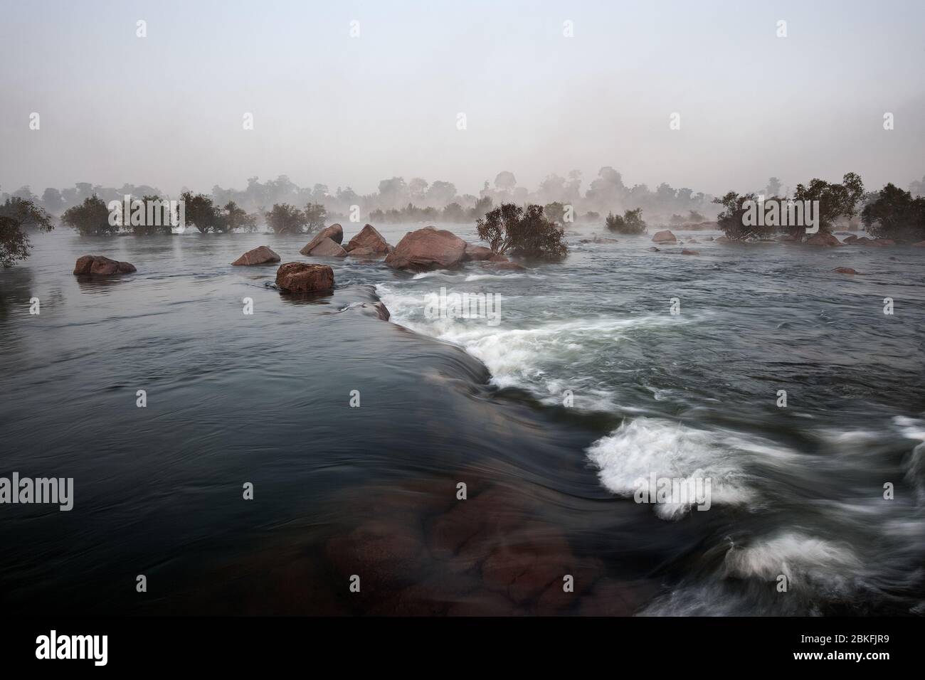 Betwa Fluss in Nebel, Orchha, Madhya Pradesh, Indien Stockfoto