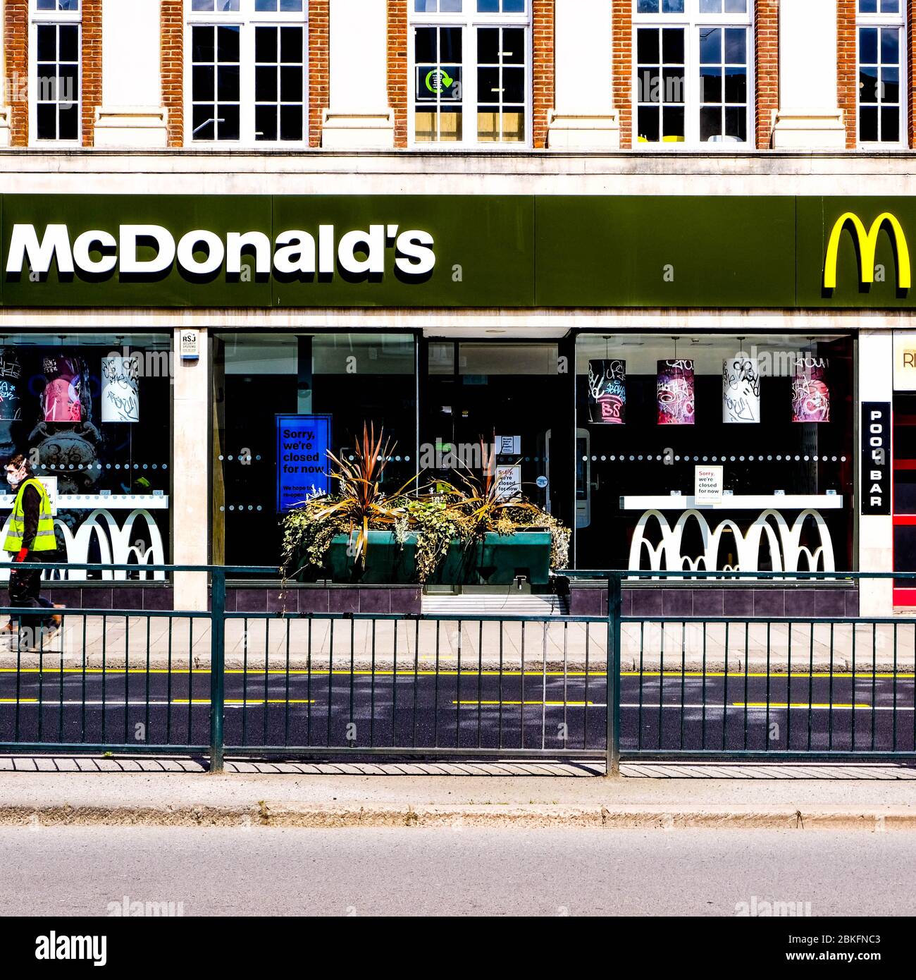 McDonalds Fast Food Burger Chain beginnt, Geschäfte mit neuen Kundenregeln und EINEM reduzierten Menü wieder zu öffnen, um die Sperrregeln einzuhalten Stockfoto