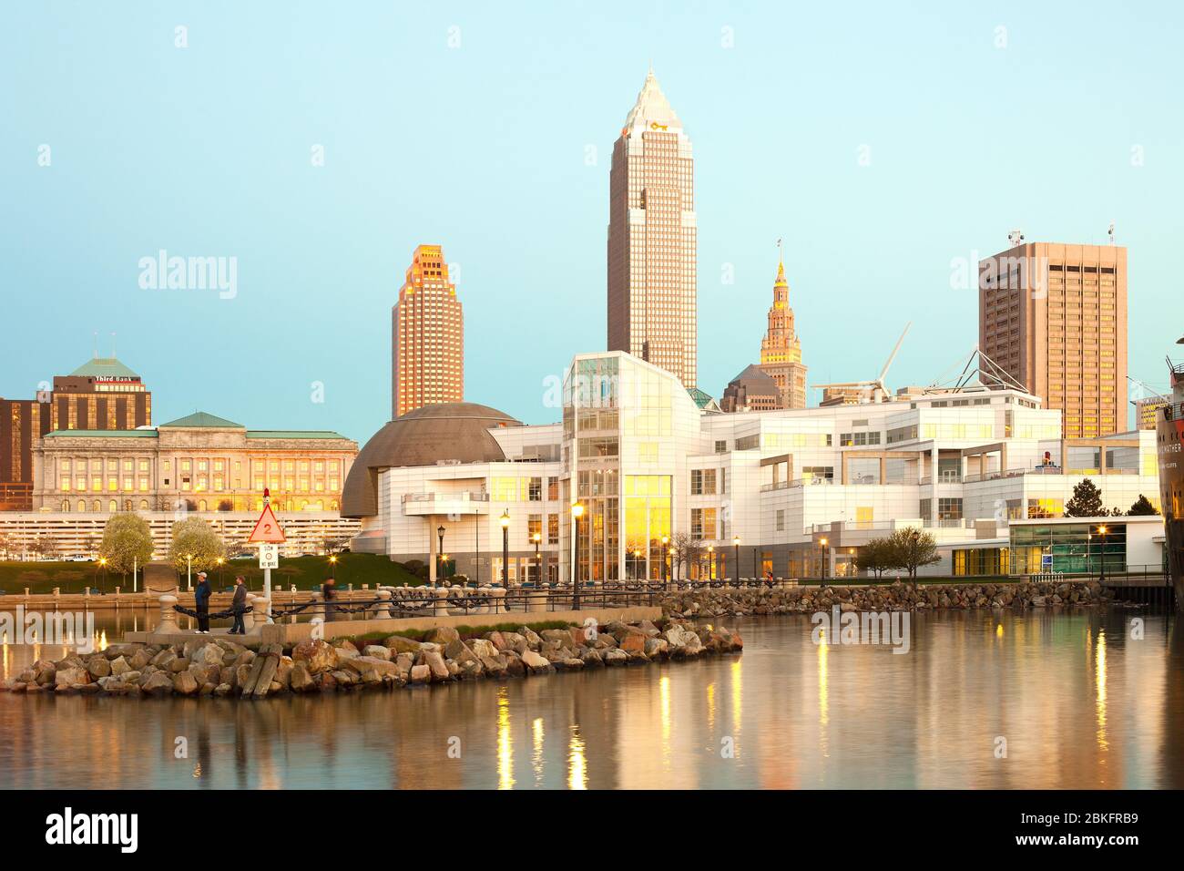 Cleveland, Ohio, USA - Great Lakes Science Center Gebäude und Skyline der Innenstadt bei Sonnenuntergang. Stockfoto