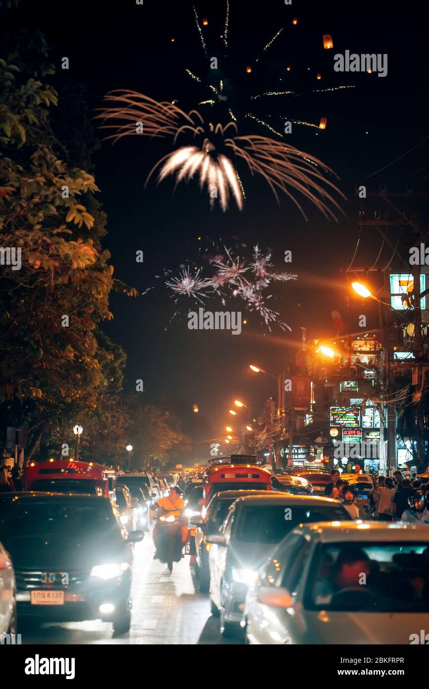 Chiang Mai, Thailand - 31. Dezember 2019: Neujahrsfeuerwerk in Chiang Mai, Thailand, Südostasien, Asien Stockfoto