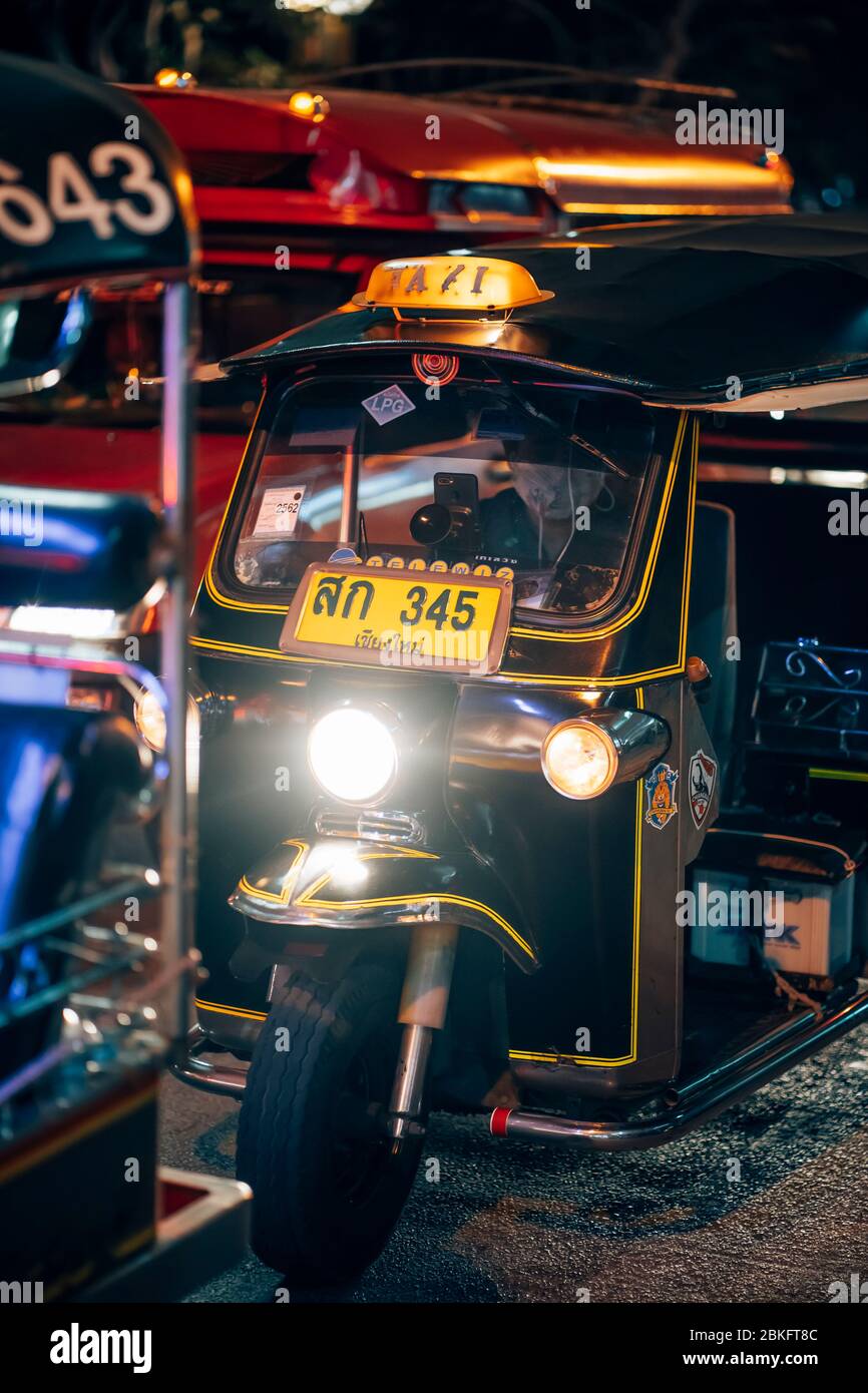 Chiang Mai, Thailand - Decemer 31., 2019: Nachtleben in Chiang Mai, ein Tuk Tuk Taxi in der Straße, Chiang Mai, Thailand, Südostasien, Asien Stockfoto
