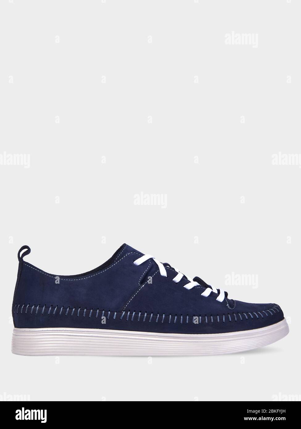 Herren Sommer Veloursleder blau Sneaker mit weißen Sohlen. Sportschuhe für Herren. Sportlicher Style. Isoliert auf weißem Hintergrund. Stockfoto