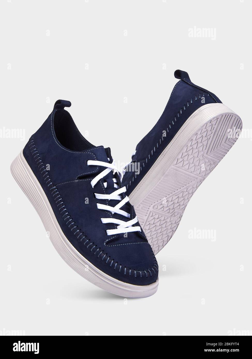 Herren Sommer Veloursleder blau Sneaker mit weißen Sohlen. Sportschuhe für Herren. Sportlicher Style. Isoliert auf weißem Hintergrund. Stockfoto