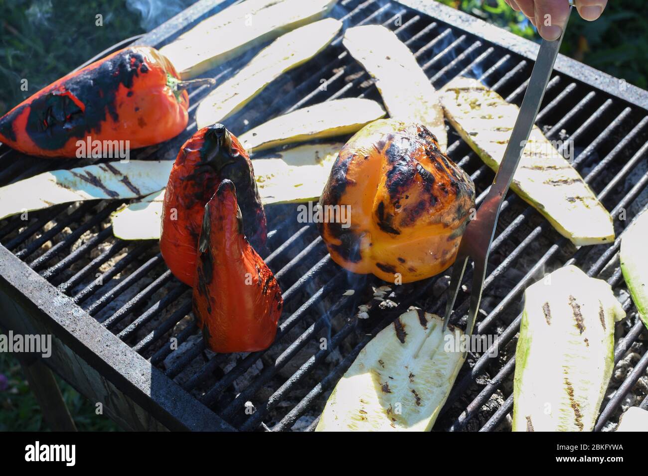 Rote Paprika Grillen im Freien Grill oder Picknick. Mann Vorbereitung