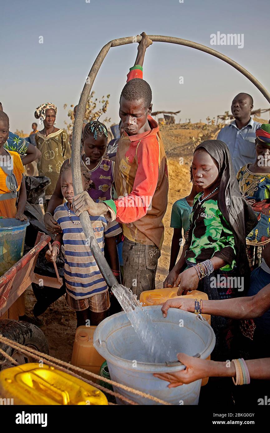 Wasser sammeln, Burkina Faso, Afrika Stockfoto