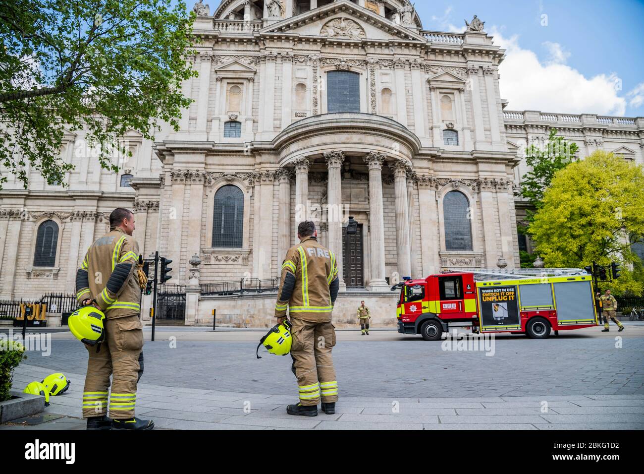 London, Großbritannien. Mai 2020. Matt Rack führt eine Kranzniederlegung und Minuten Stille für Feuerwehrdenkmal vor der St. Paul's Cathedral - mit Feuerwehrleuten aus Shoreditch. Die "Lockdown" geht weiter für den Ausbruch des Coronavirus (Covid 19) in London. Kredit: Guy Bell/Alamy Live News Stockfoto