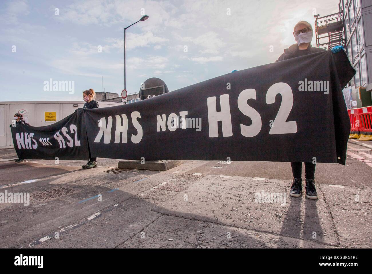 Euston, Lonodon, Großbritannien. Mai 2020. Zusätzlich zu Euston und Colne Valley finden auf der gesamten vorgeschlagenen Route HS2 Rebellion-Aktionen statt, wobei Stop HS2 und andere Aktivisten heute über 20 HS2-Standorte blockieren... von London nach Crackley Woods, Warwickshire. Die Protektoren möchten den öffentlichen Widerstand gegen die Zerstörung unserer alten Waldgebiete und Wildtierräume durch HS2 und die Unfähigkeit von HS2, die Bauarbeiten an mehreren Standorten zu stoppen, die HSE Covid-Richtlinien zu verletzen und ihre Arbeiter, Protestierenden, Familien und Gemeinschaften während einer nationalen Gesundheitskrise unnötigen Risiken auszusetzen, betonen. Credi Stockfoto