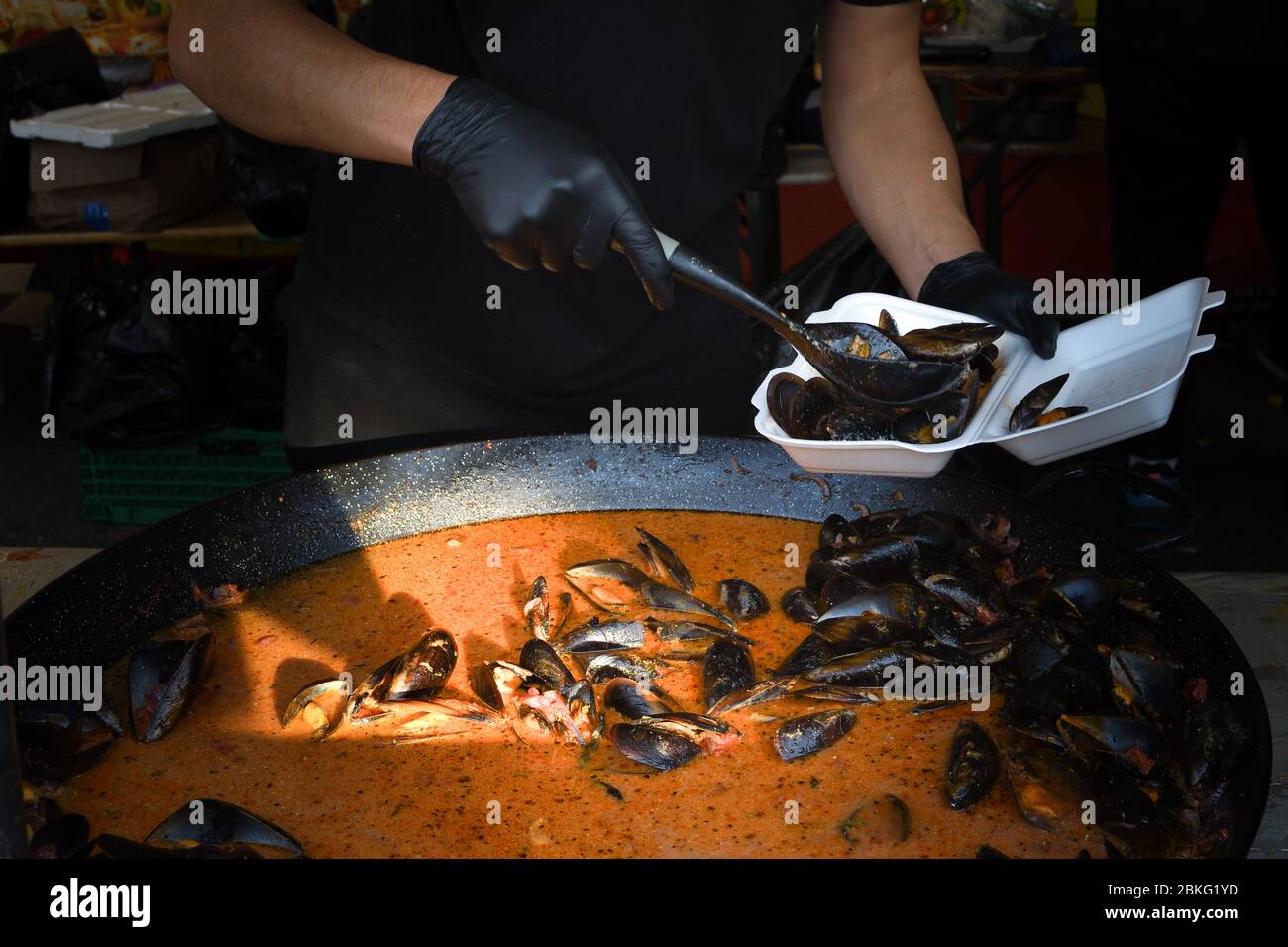 Gekochter Krabbenfisch, gebratener Krabbenfisch, Langusten étouffée, Krabbenbeignets. Krebse oder Krabben, Krabbeltiere während des Fischmarkt Street Food Festivals. Kochen Stockfoto