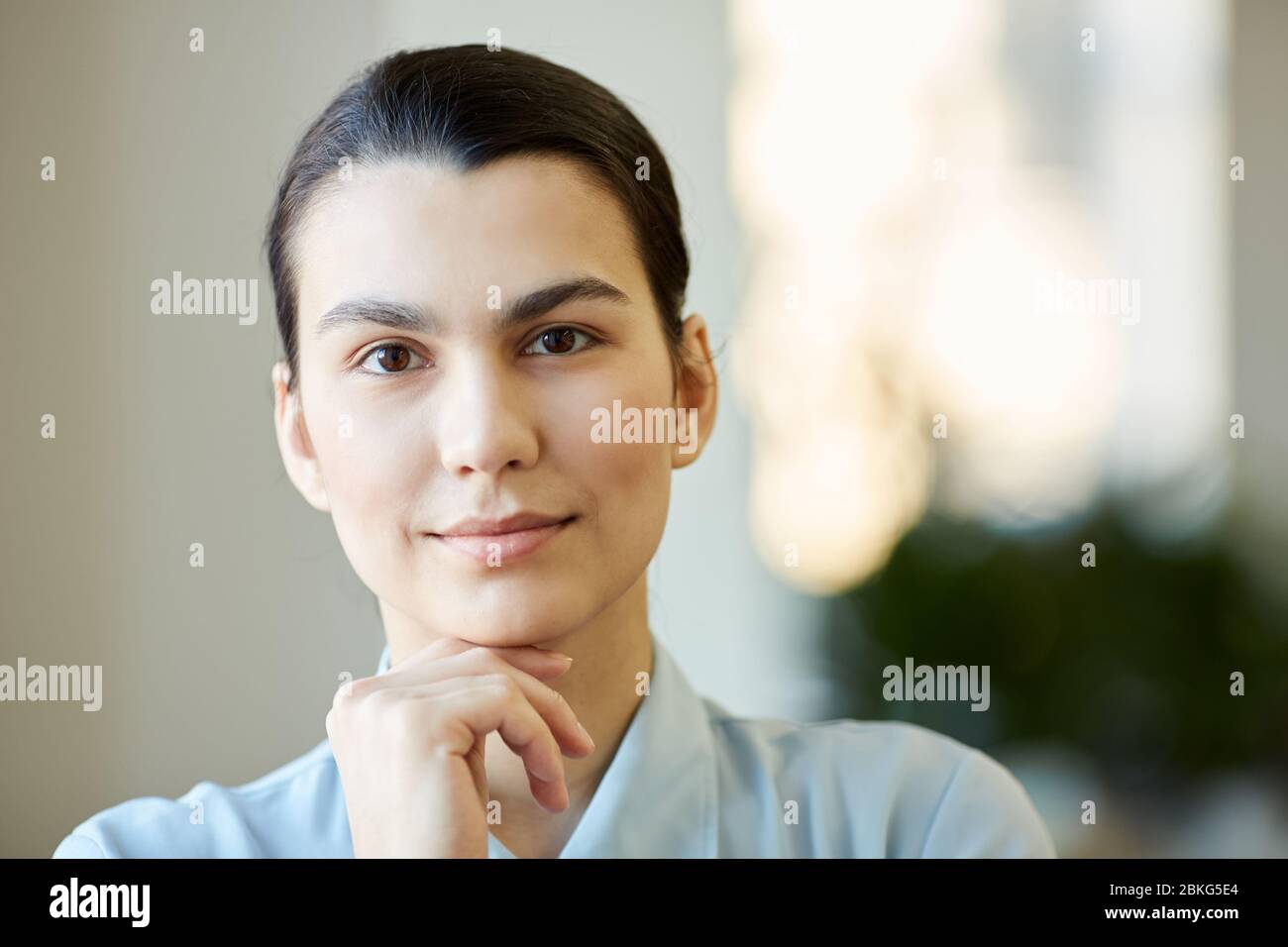 Horizontales Nahaufnahme-Porträt von jungen schönen Geschäftsfrau ohne Make-up auf Gesicht Blick auf Kamera, kopieren Raum Stockfoto