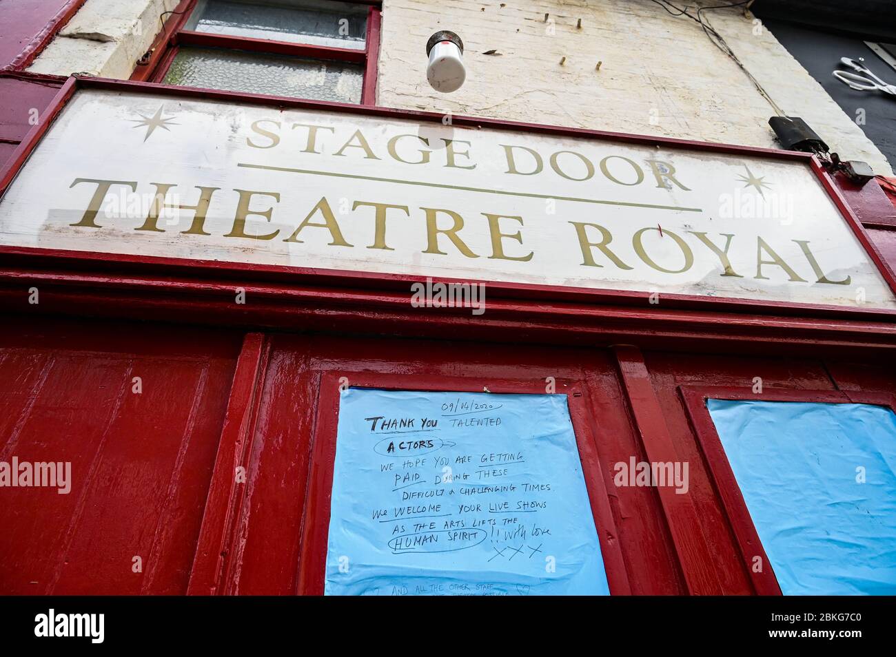 Brighton UK 4. Mai 2020 - die Theaterbühne Royal in Brighton während der Blockierung der COVID-19 Pandemie-Krise des Coronavirus. Die Regierung wird erwartet, dass sie einige der Lockdown-Maßnahmen lockern und die Unternehmen in der nächsten Woche wieder an die Arbeit bringen wird. Quelle: Simon Dack / Alamy Live News Stockfoto