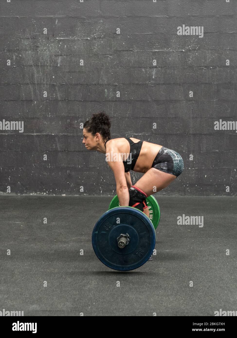 Sportwoman Training Gewichtübungen mit der Langhantel Stockfoto