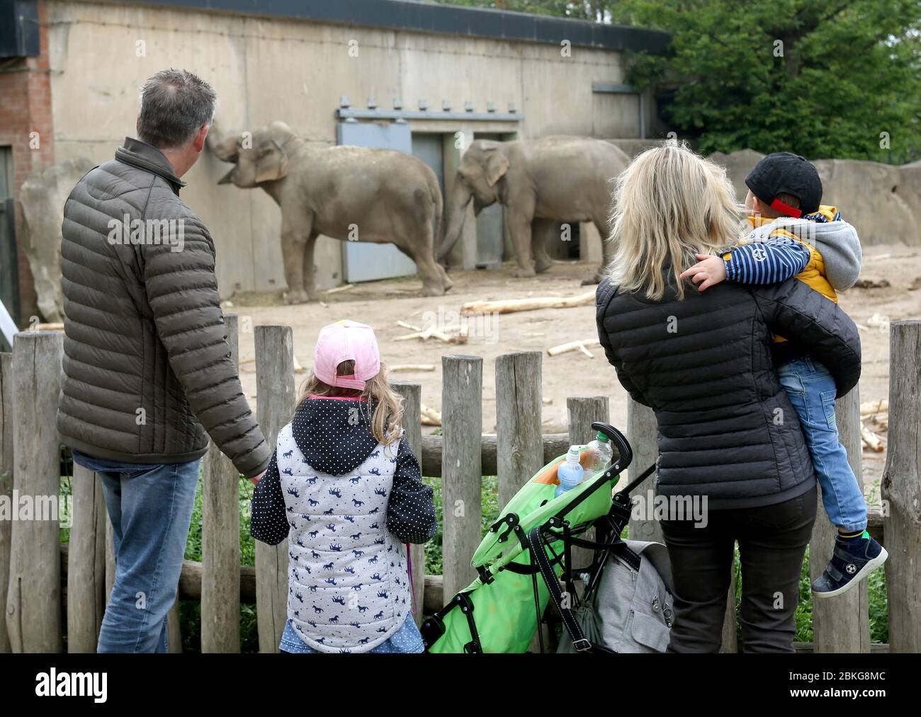Siblings left to right -Fotos und -Bildmaterial in hoher Auflösung – Alamy