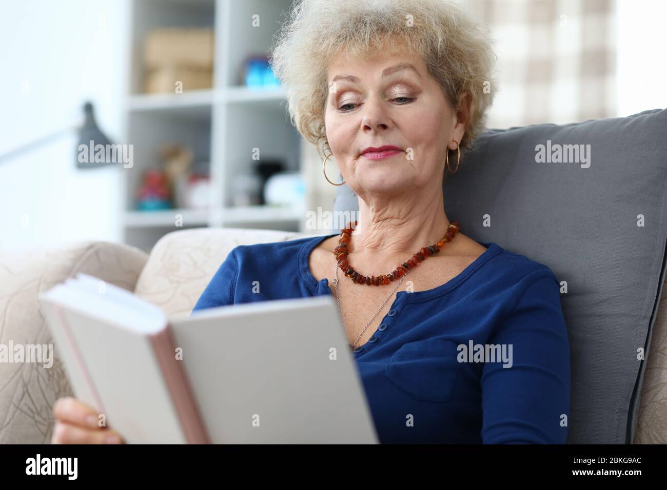 Lady in niedlichem Outfit Stockfoto