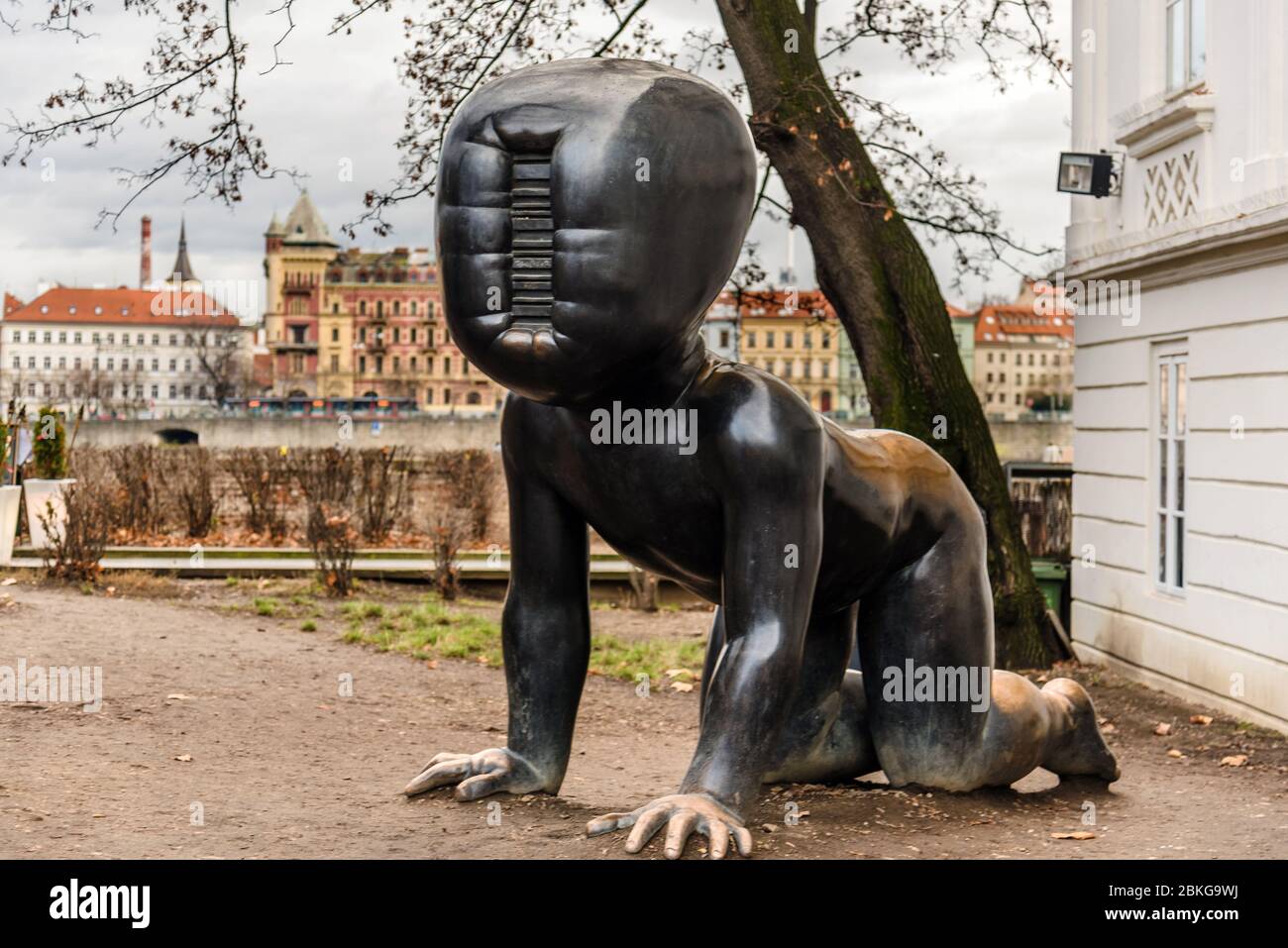 Crawling Riesen Baby Statue in Prag Stockfoto