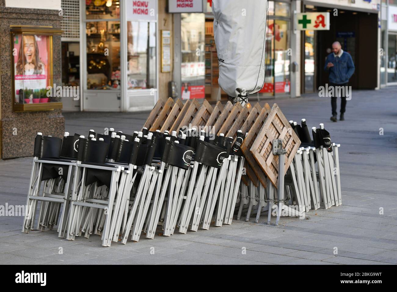 München, Deutschland. Mai 2020. Niedersachsen plant, das Restaurant am kommenden Montag schrittweise zu eröffnen. Archivfoto; Themenbild: Coronavirus-Pandemie/Folgen für die Gastronomie. Gestapelte Stühle und Tische eines Restaurants in der Fußgängerzone in München am 5. April 2020. Leere Tische und Stühle, Schlusssequenz der Corona-Pandemie, Â Verwendung weltweit Credit: dpa/Alamy Live News Stockfoto