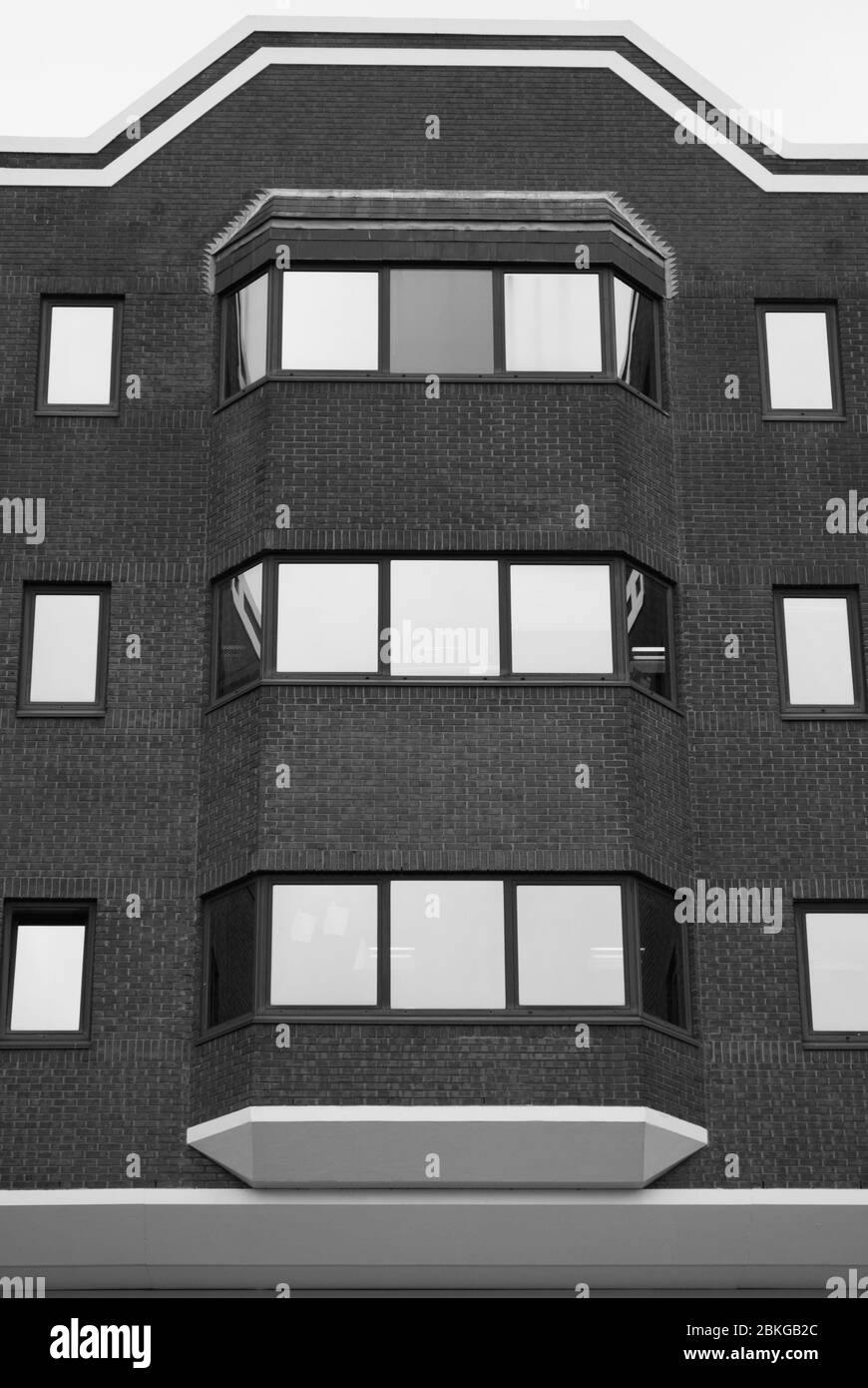 Postmoderne Architektur Rote Ziegelfenster Geometrisches Elsinore House, 77 Fulham Palace Rd, Hammersmith, London W6 8JA TP Bennett Stockfoto